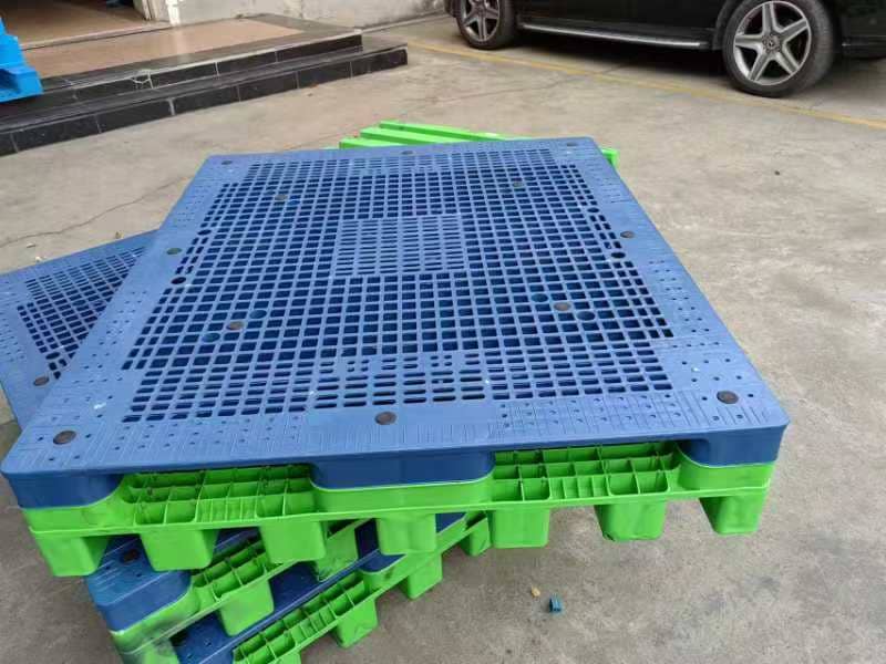 ribbed-top-plastic-pallet-grid-base-stacked-photo ribbed-top-plastic-pallet-grid-base-stacked-photo